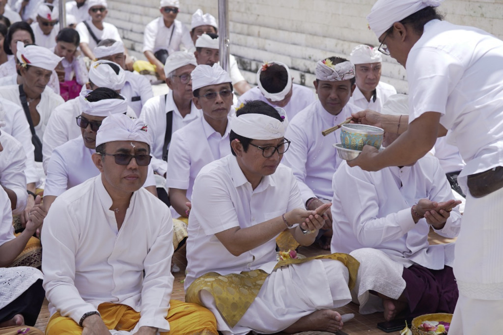 Sekda Adi Arnawa Hadiri Karya Pujawali di Pura Luhur Uluwatu